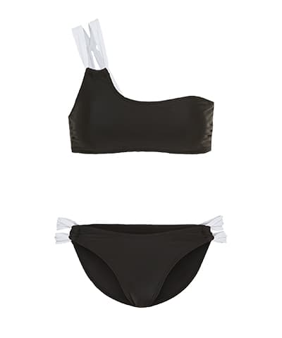 Schwarzer Bikini mit asymmetrischem Oberteil und weißen Rüschen am Träger und den Seiten der Hose