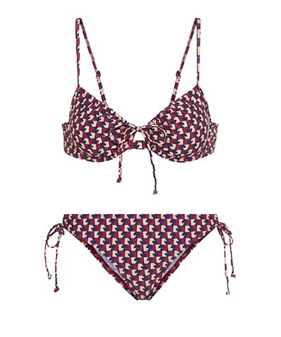 Bikini-Set mit geometrischem Muster in Rot, Blau und Weiß. Oberteil mit Schnürung vorne, Unterteil mit seitlichen Kordeln.
