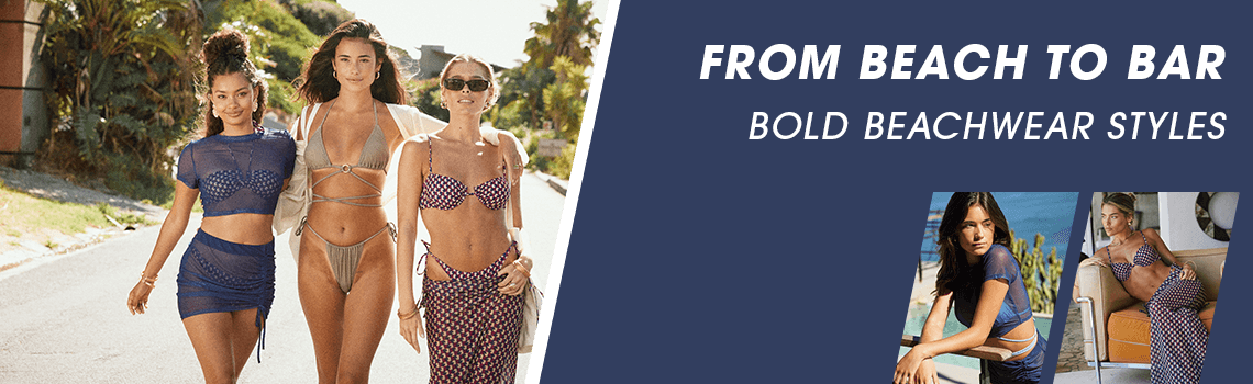 From Beach to Bar – Bold Beachwear Styles. Drei Frauen in schicken Bikinis und Strandkleidung laufen nebeneinander auf der Straße.