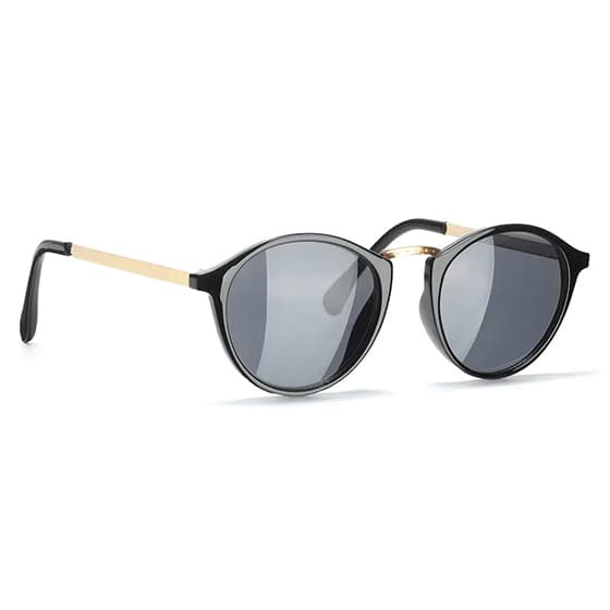 Schwarze Sonnenbrille mit runden Gläsern und goldenen Bügeln, schräg von vorne fotografiert
