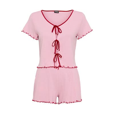Rosafarbener Pyjama-Set mit roten Schleifen und Rüschen, bestehend aus kurzärmligem Oberteil und Shorts