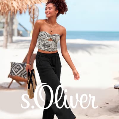 s.Oliver – Frau im sommerlichen Outfit geht barfuß am Strand und lächelt, im Hintergrund Meer und Palmen