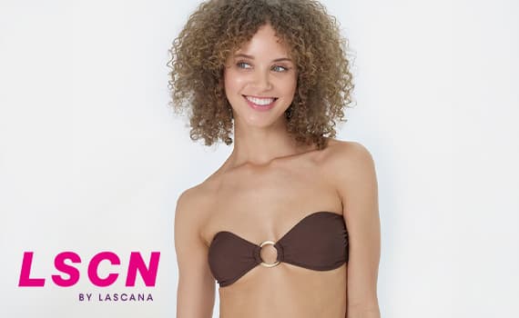 LSCN by Lascana – Frau mit lockigen Haaren trägt bandeauförmiges Bikinioberteil und lächelt zur Seite