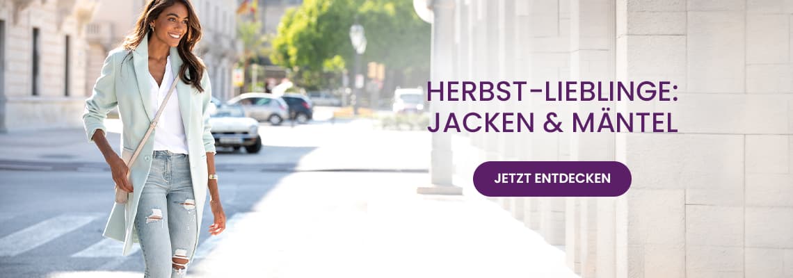 Herbst-Lieblinge: Jacken & Mäntel – Frau im hellen Mantel läuft lächelnd durch sonnige Stadtstraße