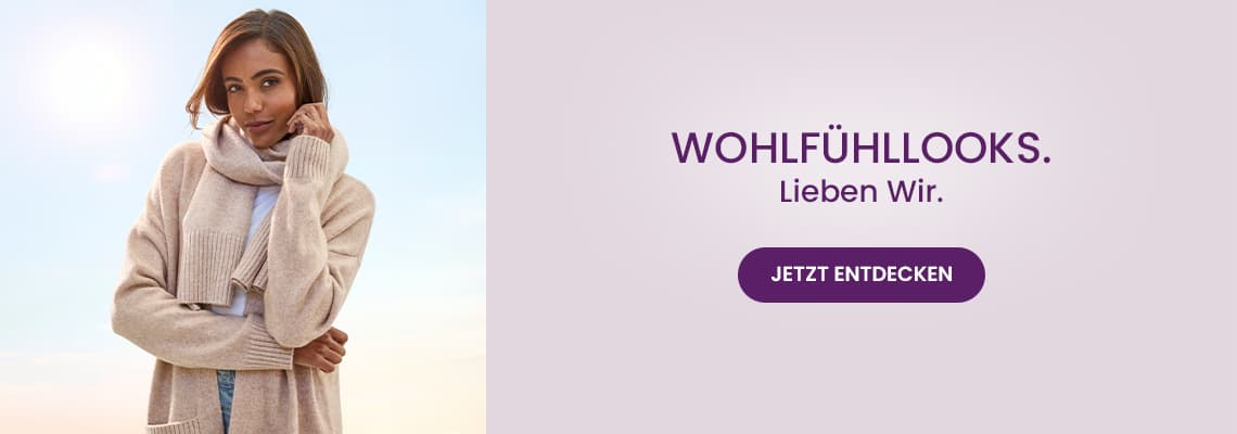 Wohlfühllooks. Lieben wir. – Frau im hellen Schal und Cardigan schaut in die Kamera, daneben Button „Jetzt entdecken“