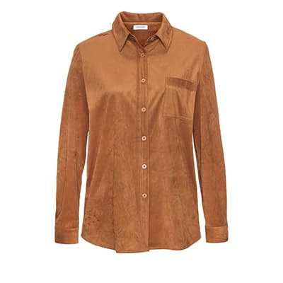 Chemise camel à manches longues, boutonnage devant et poche poitrine, présentée de face sur fond blanc