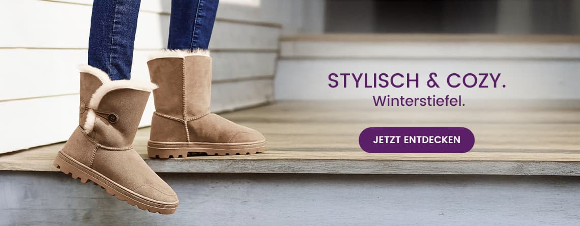 Stylisch & cozy. Winterstiefel. Jetzt entdecken – Beine in blauen Jeans und beigen Winterstiefeln stehen auf Treppe