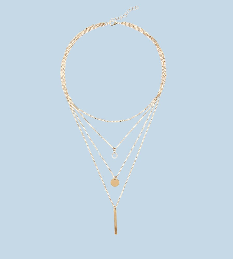 Collier à trois rangs, avec pendentifs cercle, disque et barre, sur fond bleu clair