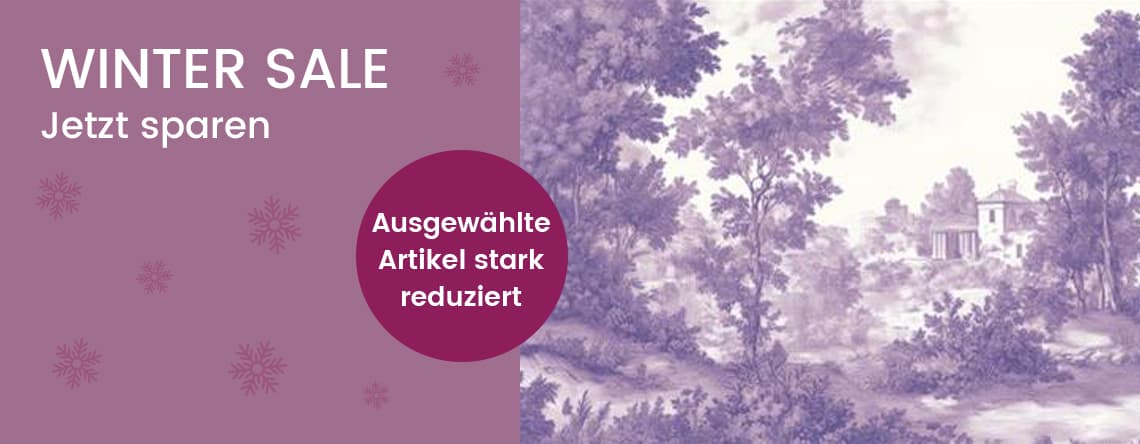 WINTER SALE – Jetzt sparen. Ausgewählte Artikel stark reduziert. Lila Landschaft mit Bäumen und einem Gebäude im Hintergrund.