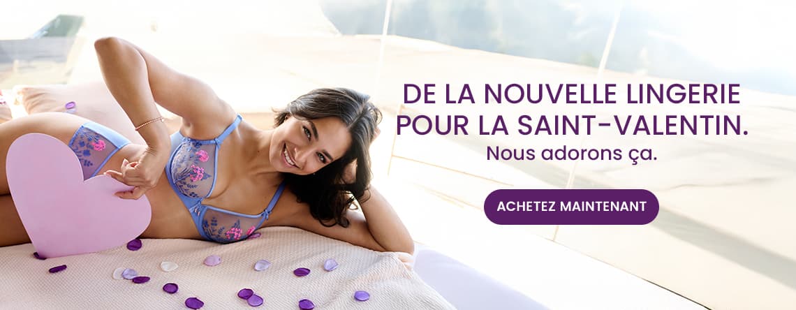 De la nouvelle lingerie pour la Saint-Valentin. Nous adorons ça. Achetez maintenant – Femme en lingerie bleue allongée avec cœur rose