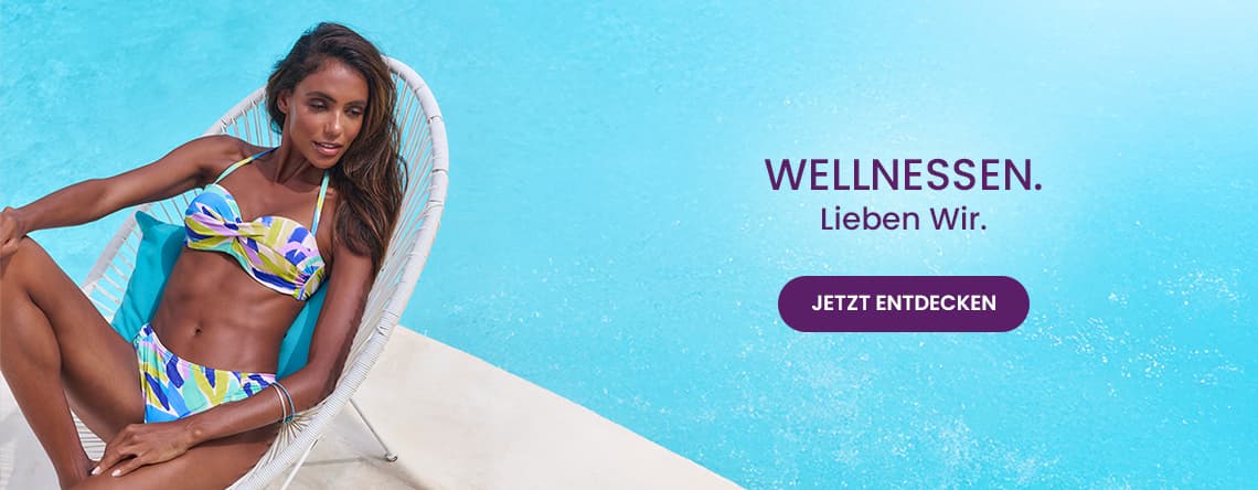 WELLNESSEN. Lieben Wir. Jetzt entdecken – Frau in buntem Bikini entspannt am Pool.