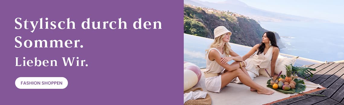 Stylisch durch den Sommer. Lieben Wir. Zwei Frauen sitzen am Pool mit Früchten und genießen den Ausblick. Fashion shoppen.