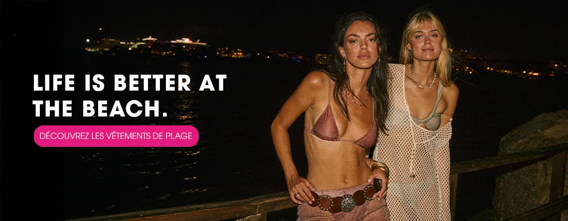 Life is better at the beach. Découvrez les vêtements de plage – Deux femmes en maillot de bain et tenue de plage, la nuit près de l'eau