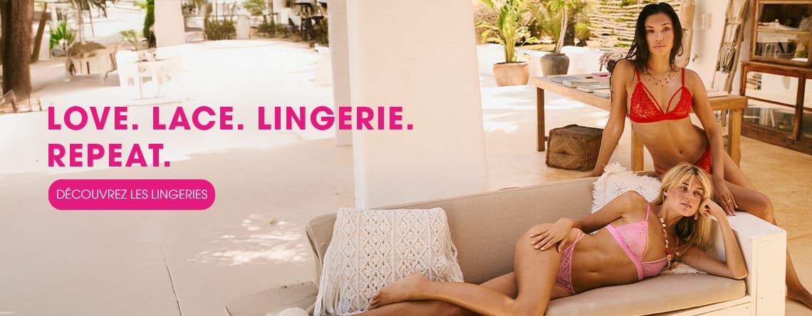 Love. Lace. Lingerie. Repeat. Découvrez les lingeries - Deux femmes en lingerie colorée, l'une assise, l'autre allongée sur un canapé extérieur.