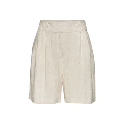 Beige Shorts mit hohem Bund und dezenten Falten vorne.