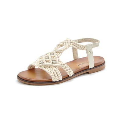 Beiger Sandale mit geflochtenem Design und offenem Zehenbereich.