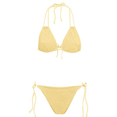 Gelber Bikini mit floralem Muster, bestehend aus Triangel-Oberteil und Bikinihose mit seitlichen Schnürungen.