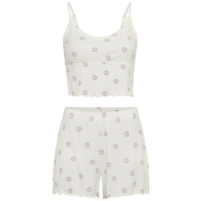 Weißes Pyjama-Set mit bunten Blümchenmuster, bestehend aus Top und Shorts.