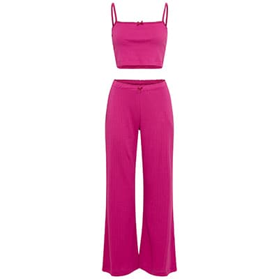 Zweiteiliges Set aus pinkem Top und weiter Hose vor weißem Hintergrund