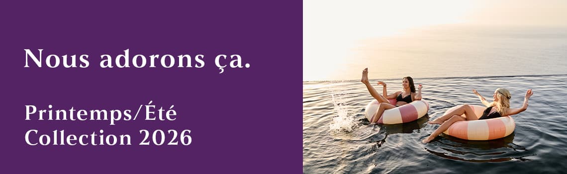 Nous adorons ça. Printemps/Été Collection 2026 – Deux femmes flottant sur des bouées dans l'eau, au coucher du soleil.