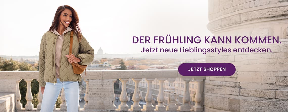 DER FRÜHLING KANN KOMMEN. Jetzt neue Lieblingsstyles entdecken. Frau in Steppjacke und Jeans steht auf Balkon, Stadt im Hintergrund.