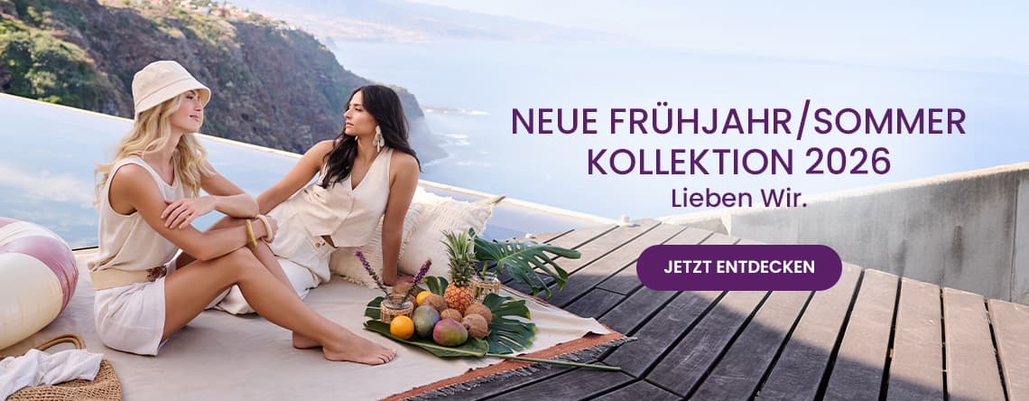 Neue Frühjahr/Sommer Kollektion 2026 – Zwei Frauen in Sommerkleidung sitzen auf einer Terrasse mit Meerblick
