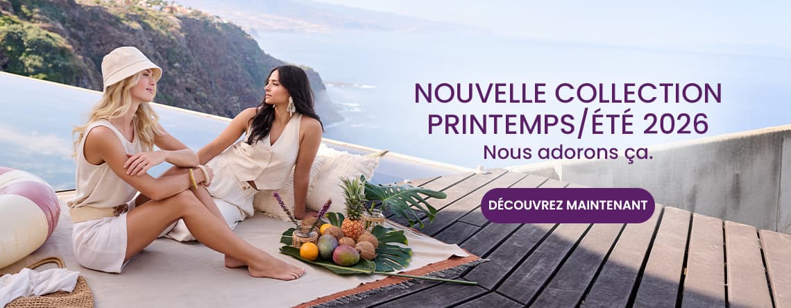 Nouvelle collection printemps/été 2026 – Deux femmes assises sur une terrasse avec vue sur la mer, fruits tropicaux à côté