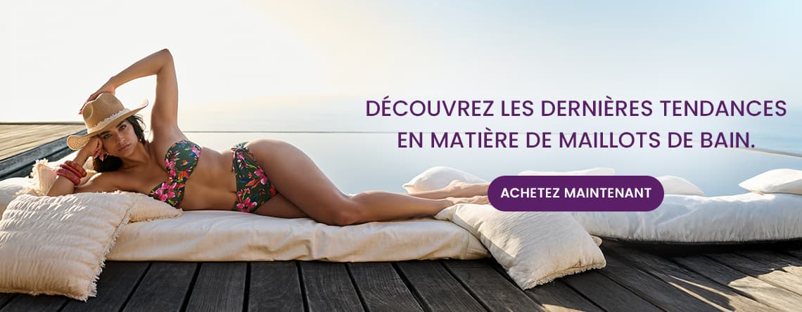 Découvrez les dernières tendances en matière de maillots de bain. Achetez maintenant – Femme en bikini floral, allongée sur une terrasse près de l'eau.