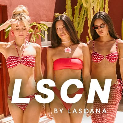 LSCN by LASCANA – Trois femmes en bikinis rouges et motifs blancs, posant devant un mur rouge avec des cactus en arrière-plan