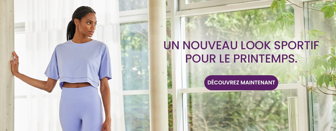 Un nouveau look sportif pour le printemps – Personne en ensemble de sport lila près d’une grande baie vitrée verdoyante