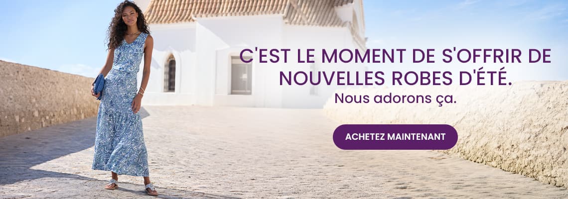 C’est le moment de s’offrir de nouvelles robes d’été – Personne en longue robe bleue imprimée, debout sur une place ensoleillée