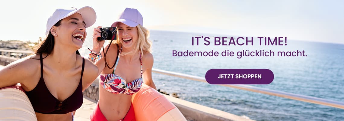 IT’S BEACH TIME – Bademode die glücklich macht, zwei Frauen in Bikinis am Meer, eine fotografiert die andere
