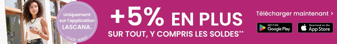 +5 % en plus sur tout, y compris les soldes – Offre appli LASCANA, femme debout avec smartphone, logos Google Play et App Store