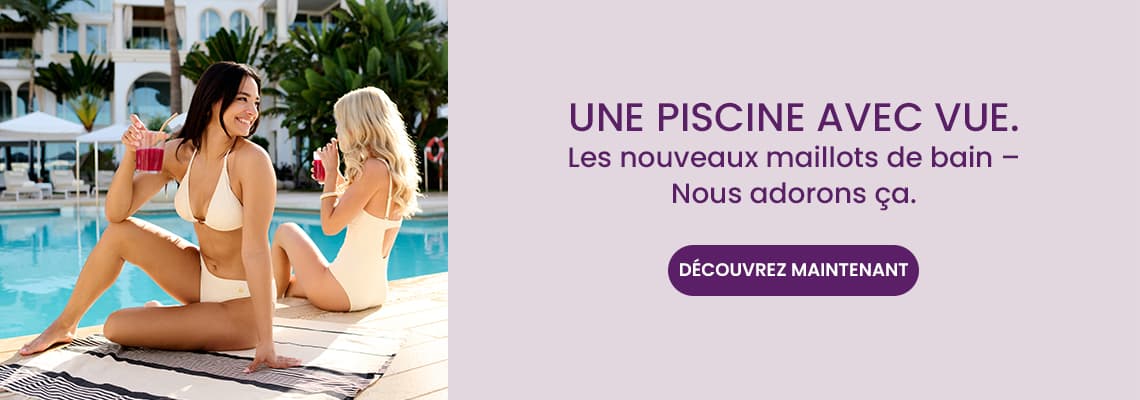 Une piscine avec vue – Les nouveaux maillots de bain, nous adorons ça. Deux femmes en maillot clair assises au bord d’une piscine