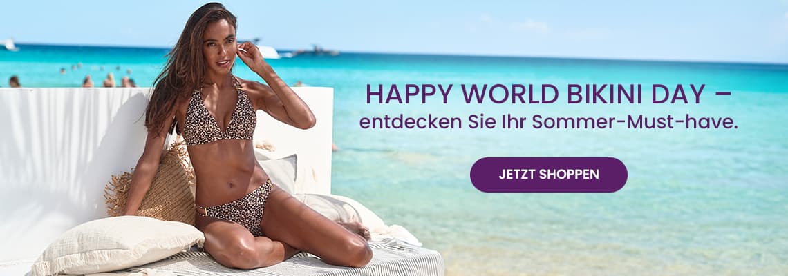 HAPPY WORLD BIKINI DAY – entdecken Sie Ihr Sommer-Must-have – Frau im Bikini sitzt entspannt am Strand vor türkisblauem Meer