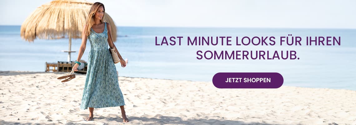 Last Minute Looks für Ihren Sommerurlaub – Frau im langen Kleid barfuß am Strand, Meer und Sonnenschirm im Hintergrund