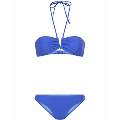 Blauer Bikini mit Bandeau-Oberteil zum Binden im Nacken und passendem Slip, freigestellt vor weißem Hintergrund
