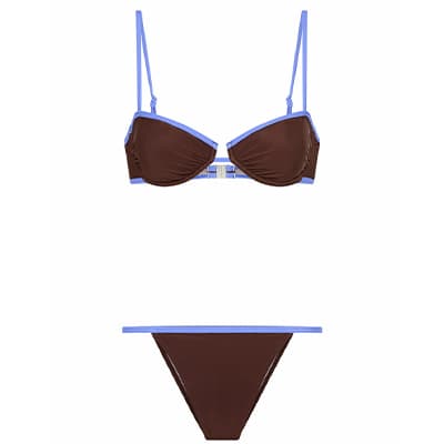 Braun-blauer Bikini mit Bügeloberteil und schmaler Hose, flach vor weißem Hintergrund präsentiert
