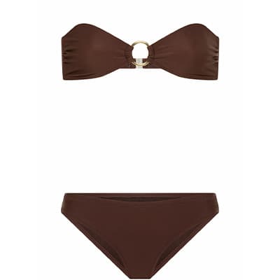 Brauner Bandeau-Bikini mit goldener Ringverzierung am Top, dazu passende klassische Bikinihose