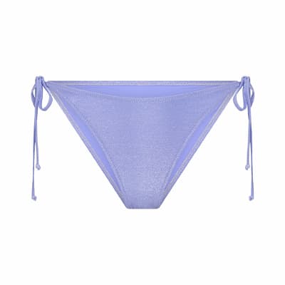 Helllila Bikinihose von vorn mit seitlichen Bindebändern und leicht glänzender Oberfläche