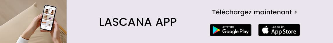 Téléchargez maintenant l’application LASCANA – personne tenant un smartphone, logos Google Play et App Store
