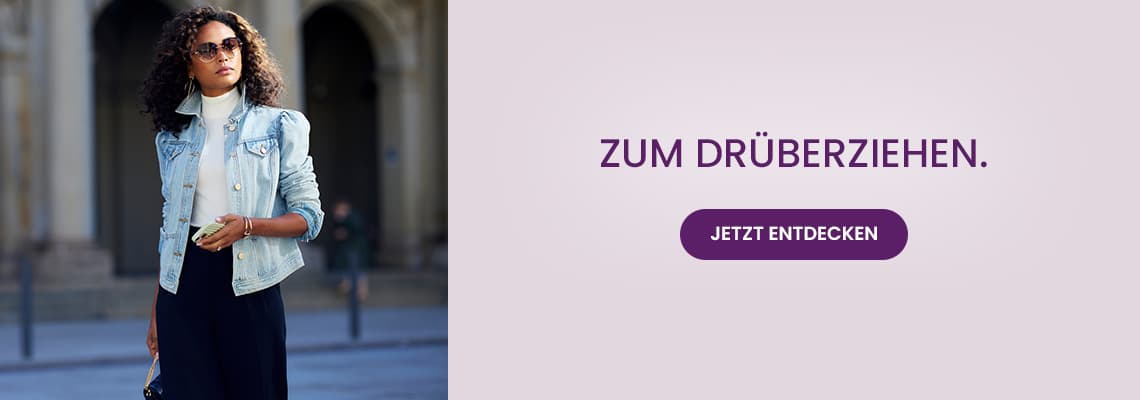 Zum Drüberziehen – Frau mit Sonnenbrille und offener Jacke geht durch die Stadt und schaut zur Seite