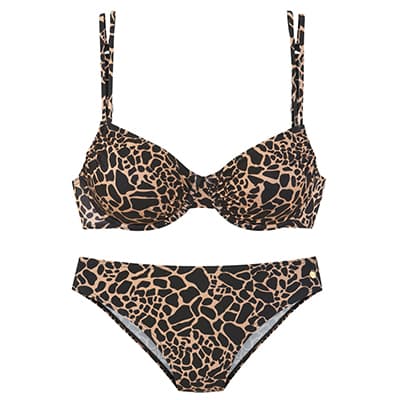 Zweiteiliger Bikini mit dunkel gemustertem Oberteil und passendem Slip vor weißem Hintergrund
