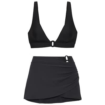Schwarzes Bikinioberteil mit tiefem Ausschnitt und Ringdetail, dazu passende schwarze Skort-Bikinihose mit Wickeloptik