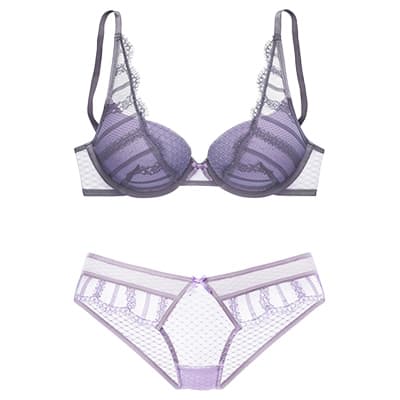 Zweiteiliges Spitzen-Dessous-Set in Lila, bestehend aus Bügel-BH mit schmalen Trägern und passendem Slip in Frontansicht